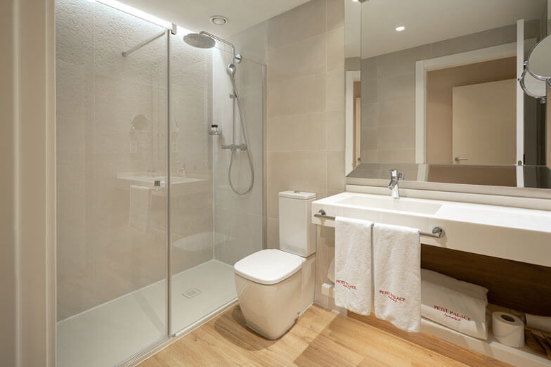 Mamparas y fijos para ducha serie Arcoiris Plus de Profiltek en Hotel Petit Palace de Barcelona